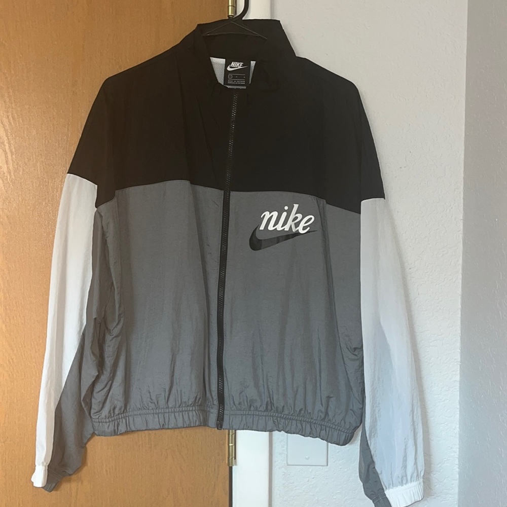 Women’s Nike Windbreaker Large with elastic on the bottom and the sleeves